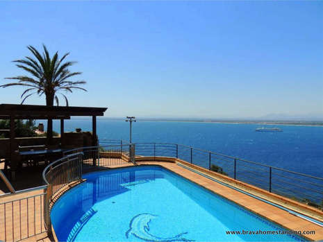 Vue imprenable sur la mer! Magnifique villa avec licence touristique à vendre à Rosas. Une opportuni