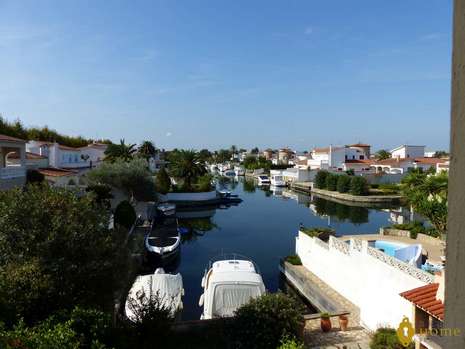 Belle villa avec splendide vue sur le canal à vendre à Empuriabrava