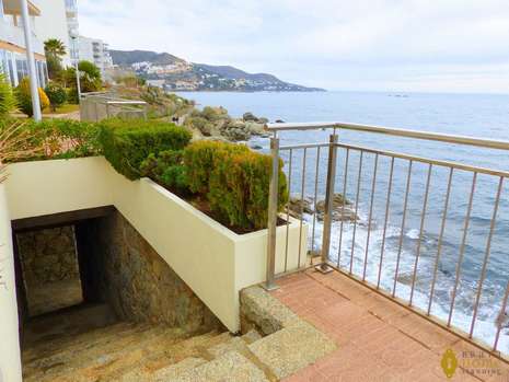 Es ven terreny amb promoció d´una casa moderna amb vistes al mar.