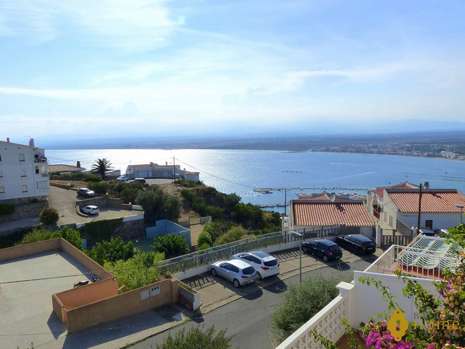Nice house with a superb view of the bay of Rosas