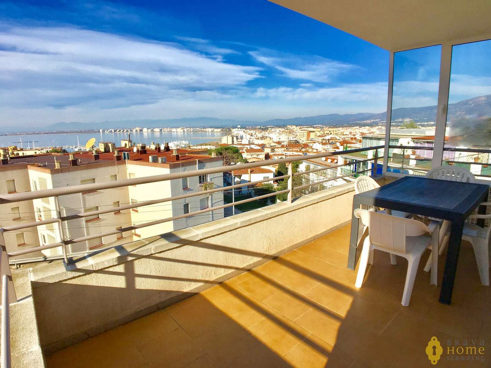 Nice apartment with sea view and garage for sale in Rosas