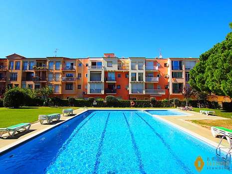 Apartamento con piscina a 100 m de la playa en venta en Empuriabrava