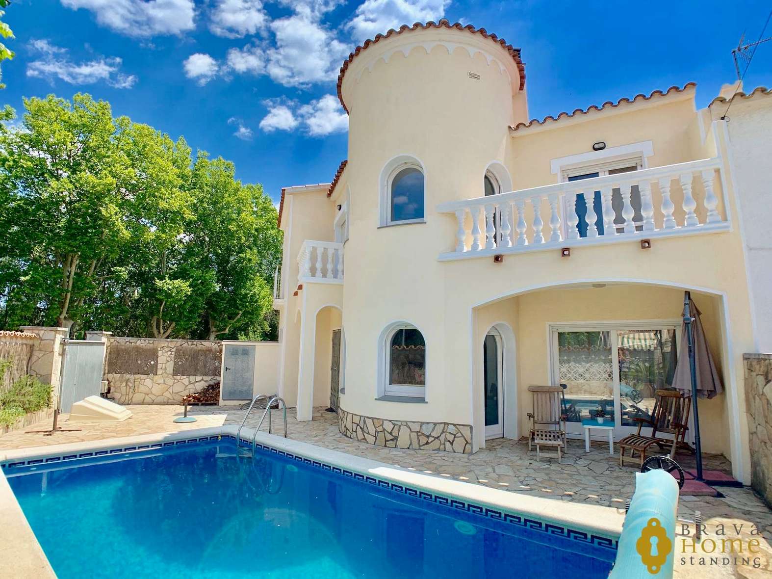 Hermosa casa con piscina y amarre en venta en Empuriabrava