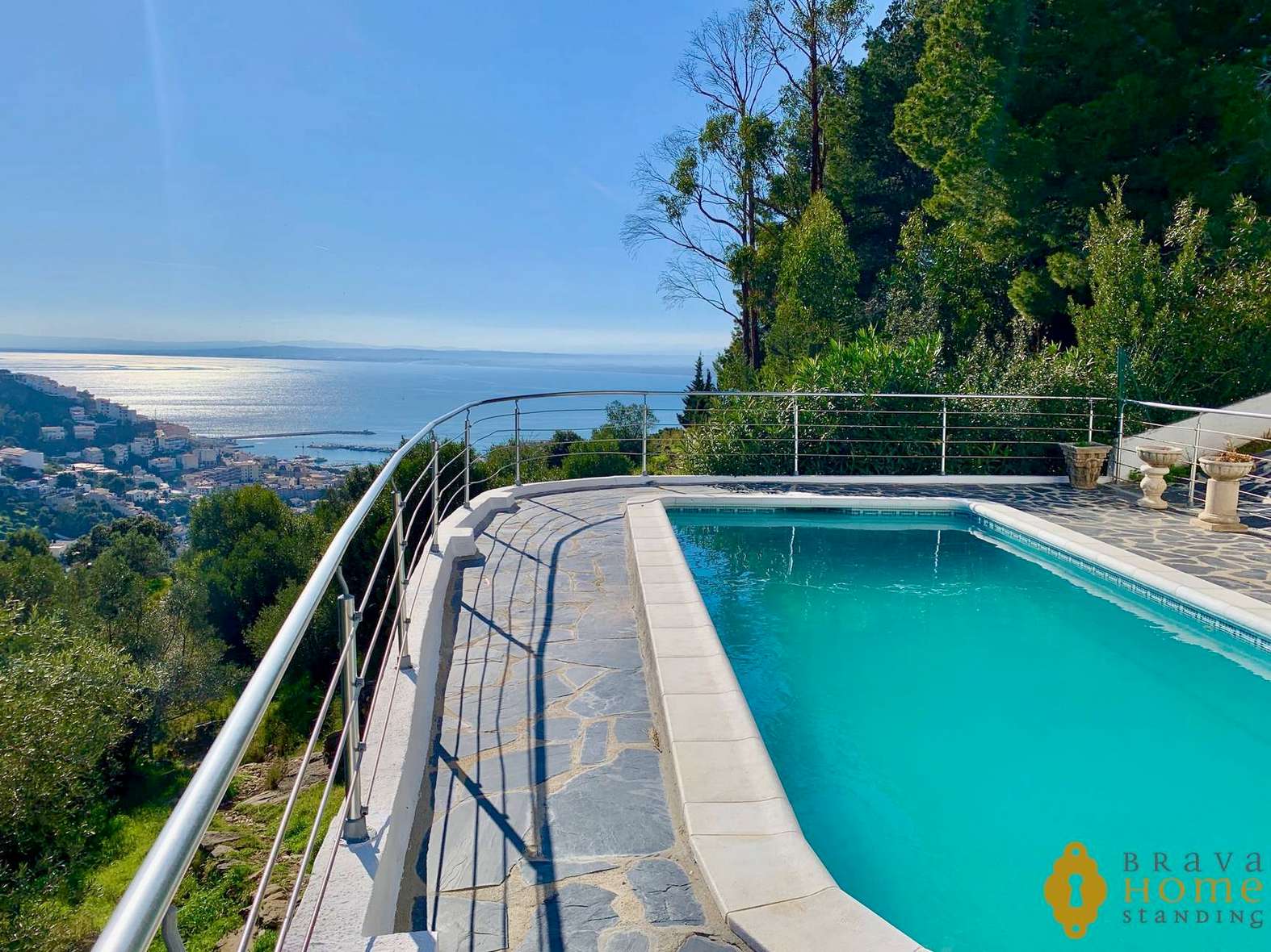 Bonica casa amb vistas al mar i piscina en venda a Rosas