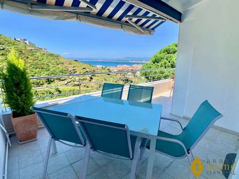 Magnífico apartamento con vistas al mar en venta en Rosas