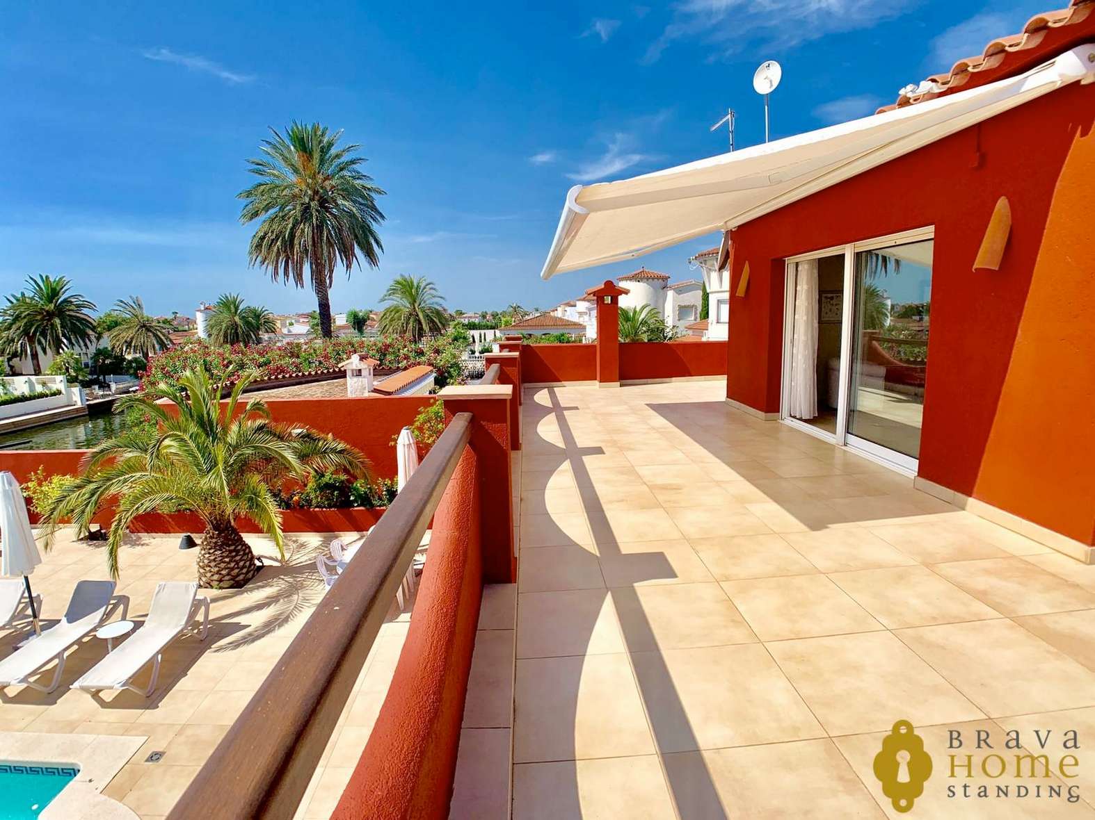 Magnificent villa with mooring on a wide canal and south oriented in Empuriabrava