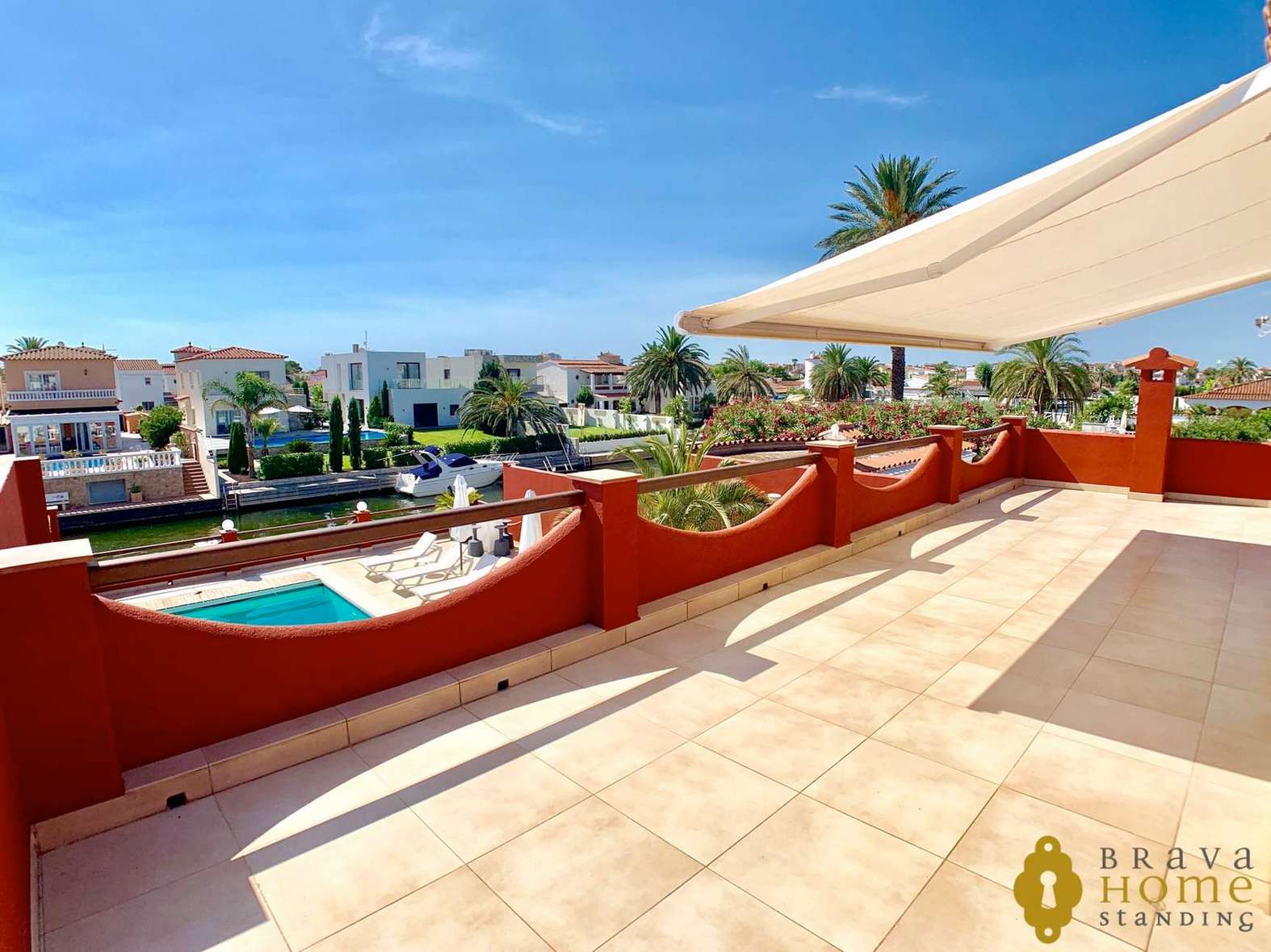 Magnificent villa with mooring on a wide canal and south oriented in Empuriabrava