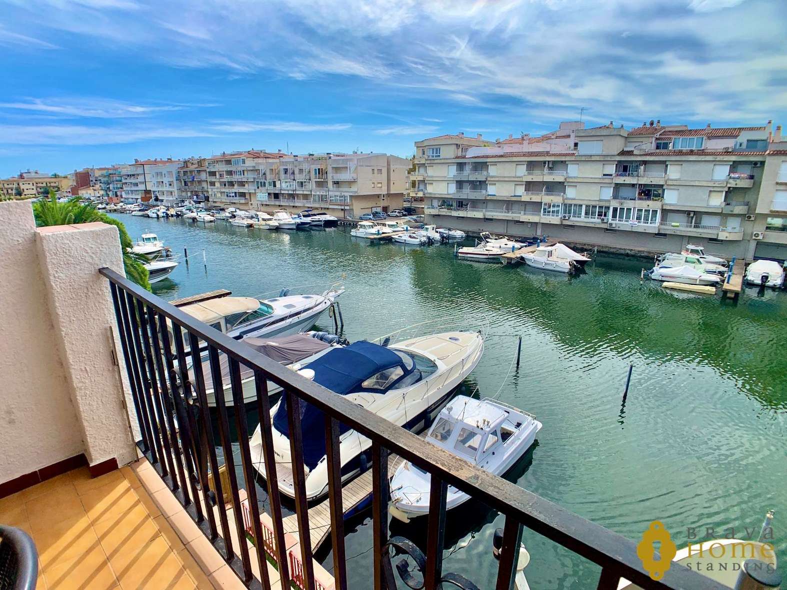 Magnífico piso con vistas al canal y amarre en venta en Empuriabrava