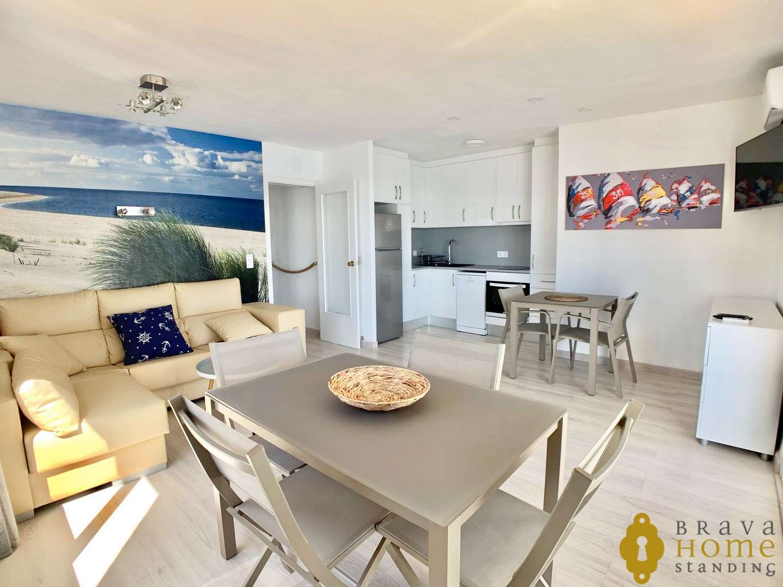 Magnífico apartamento en primera línea de mar en venta en Rosas