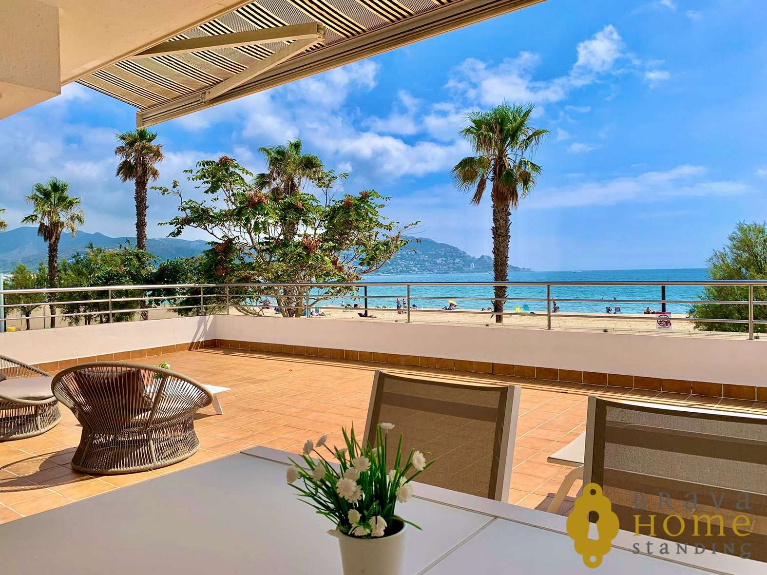 Magnificent apartment in 1st line of the sea with a terrace of 76m2 for sale in Santa Margarita
