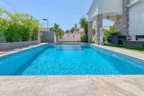 Casa amb piscina en un sector tranquil en venda a Empuriabrava