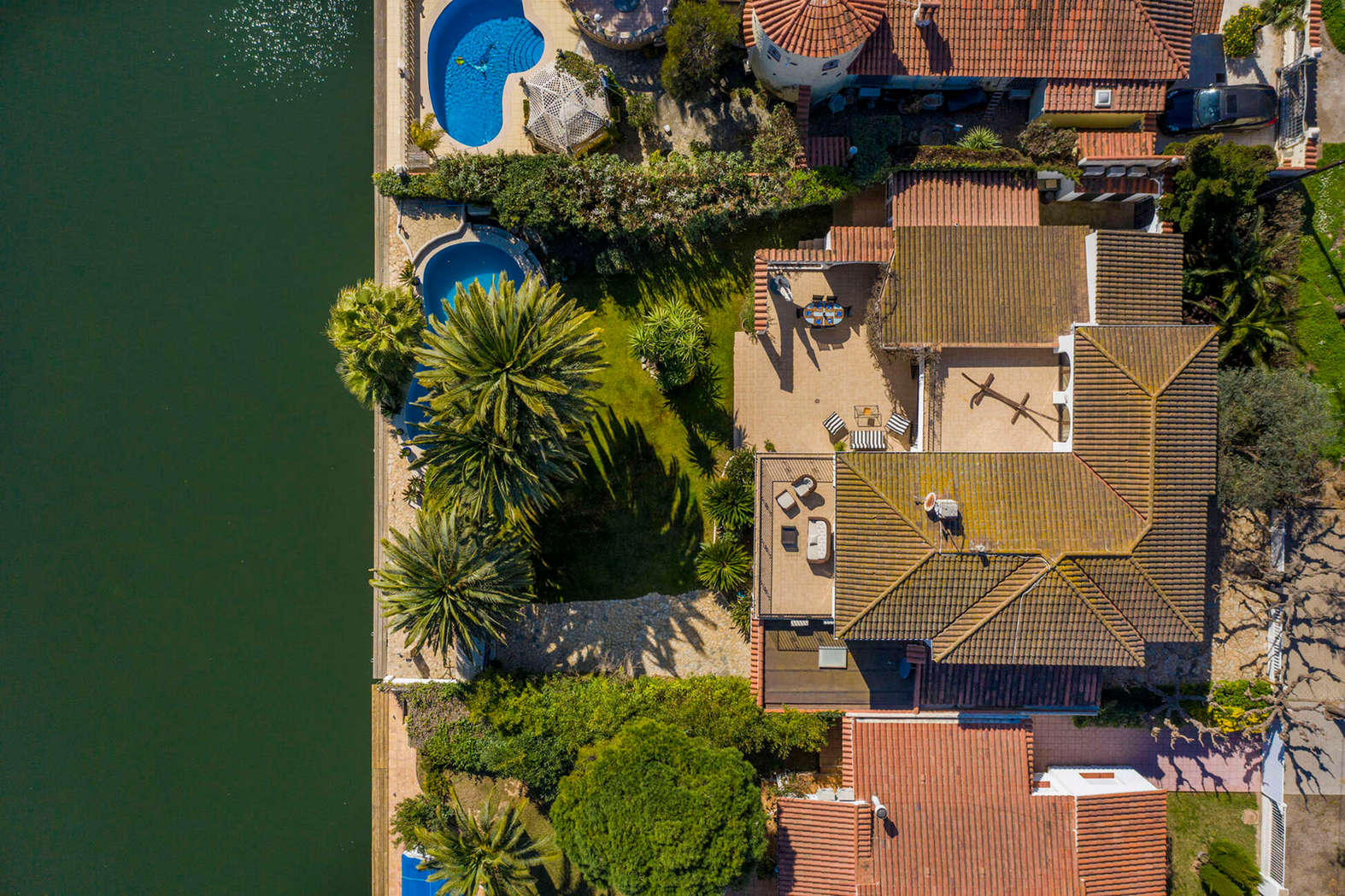 Luxury villa on a wide canal for sale in Empuriabrava