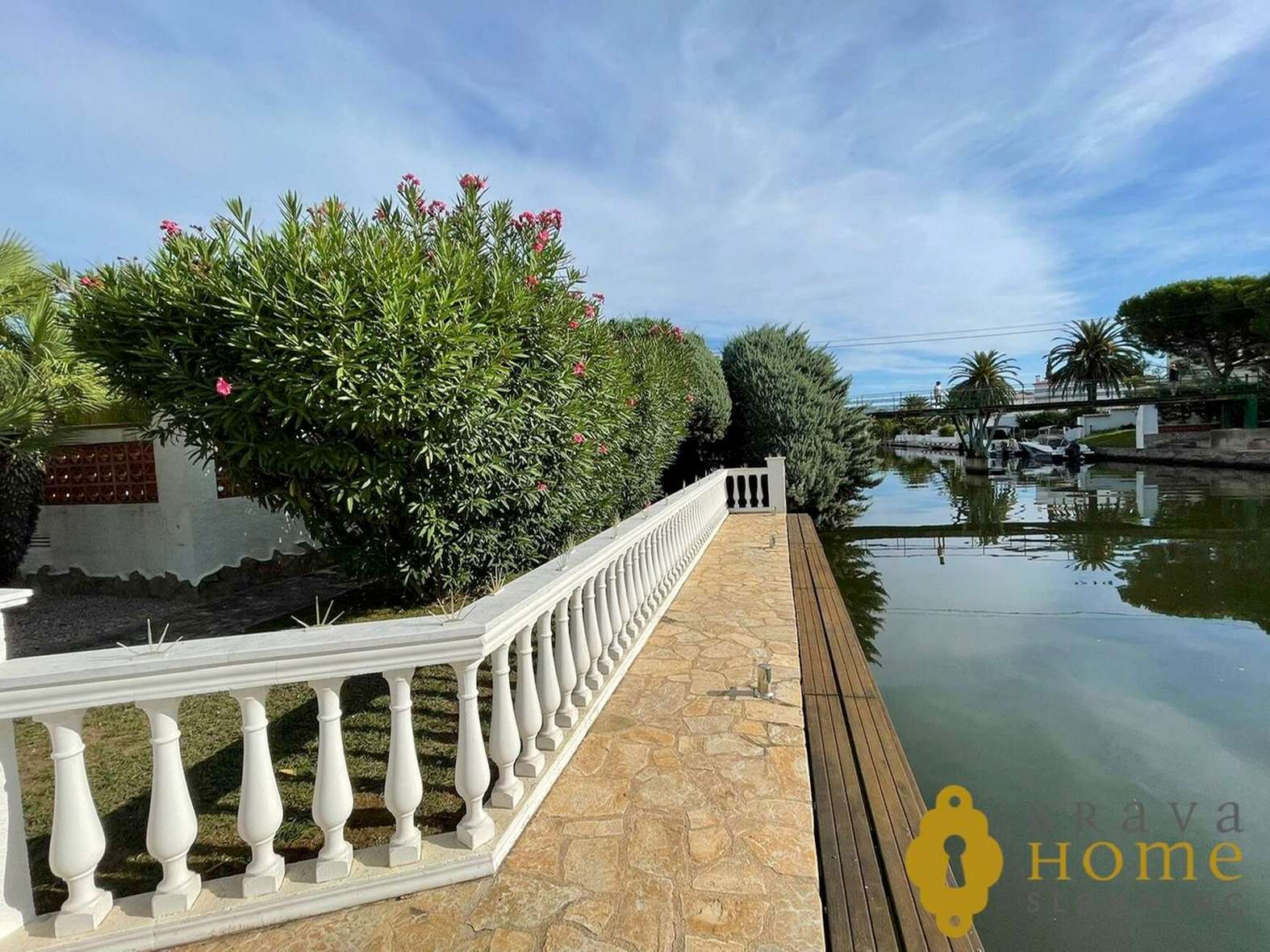 Beautiful house on a wide canal with a 25 meter mooring in Empuriabrava