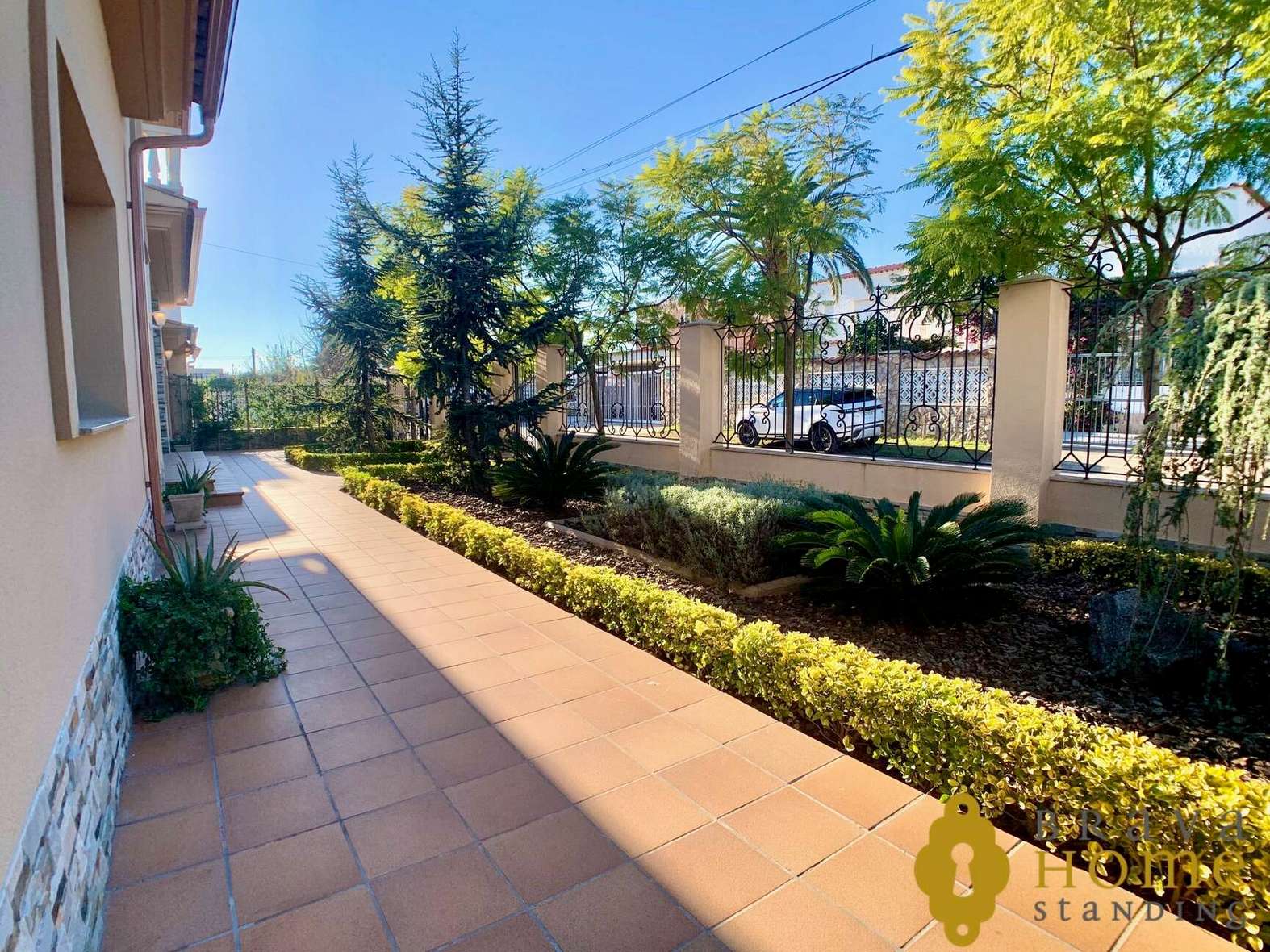 Luxurious villa with mooring on a wide canal for sale in Empuriabrava