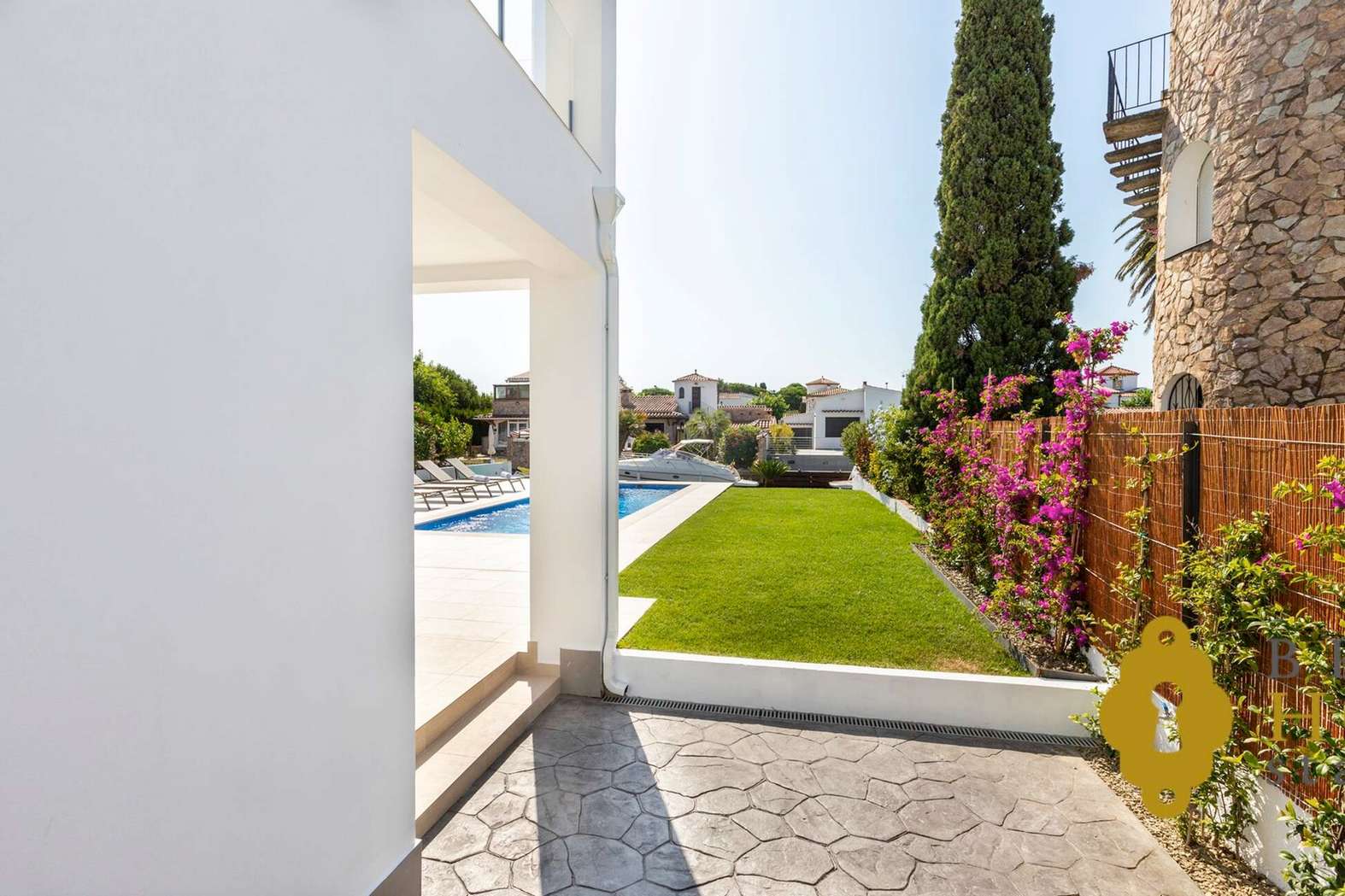 Design property with 13,5m mooring, pool and garage in Empuriabrava