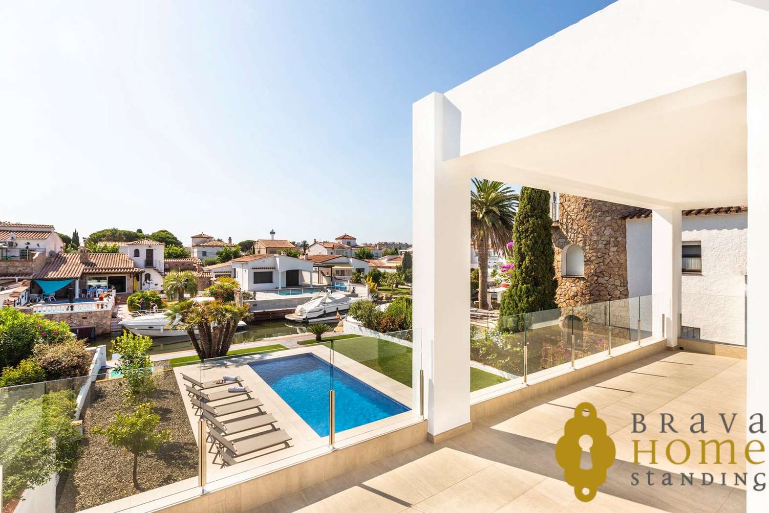 Design property with 13,5m mooring, pool and garage in Empuriabrava