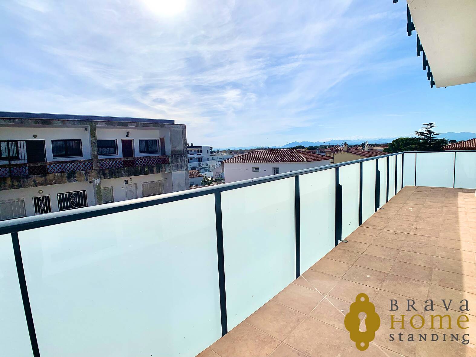 Fully renovated corner apartment with large terrace in Empuriabrava