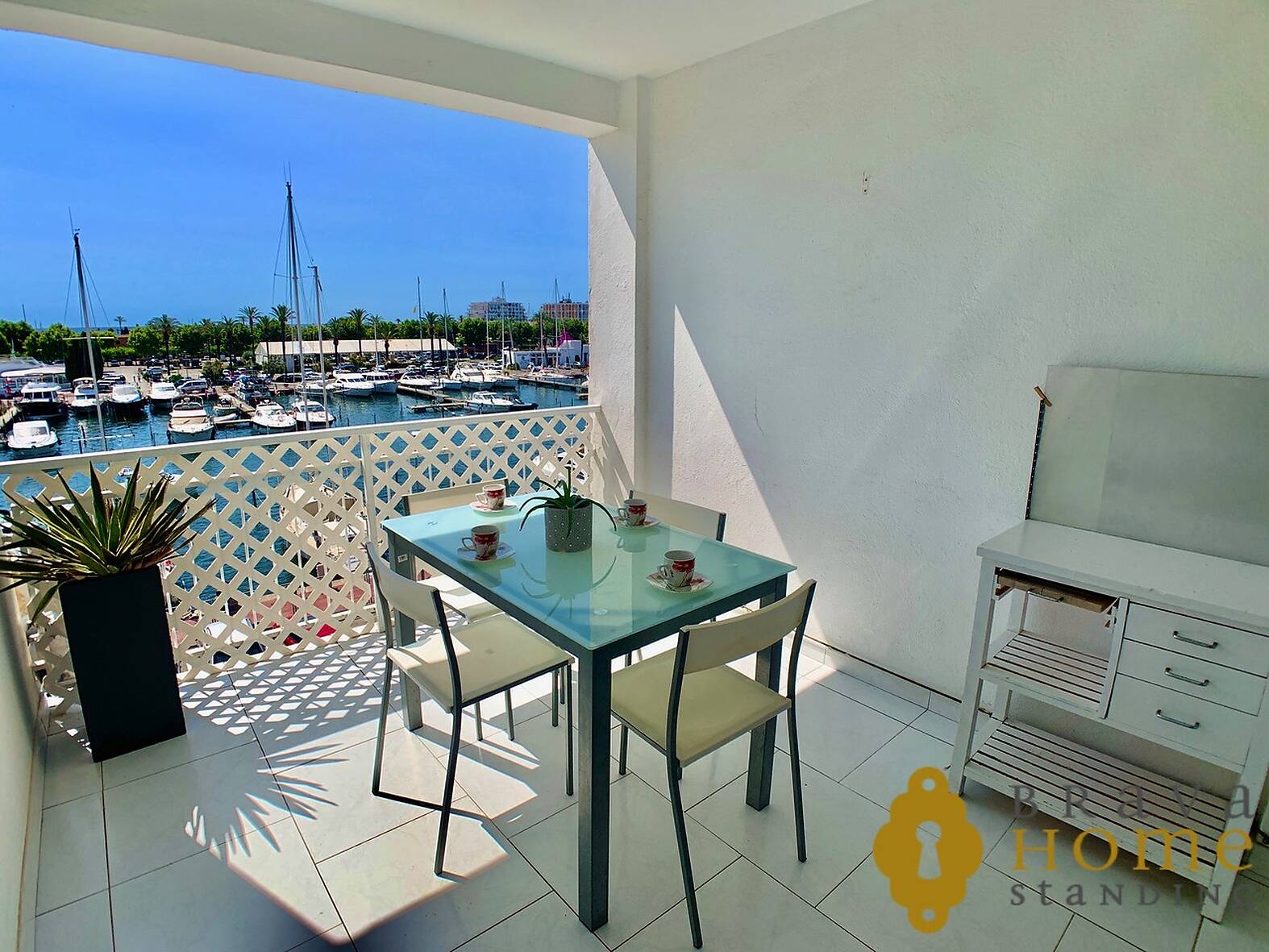 Espléndido apartamento con vistas al puerto y al mar en venta en Empuriabrava