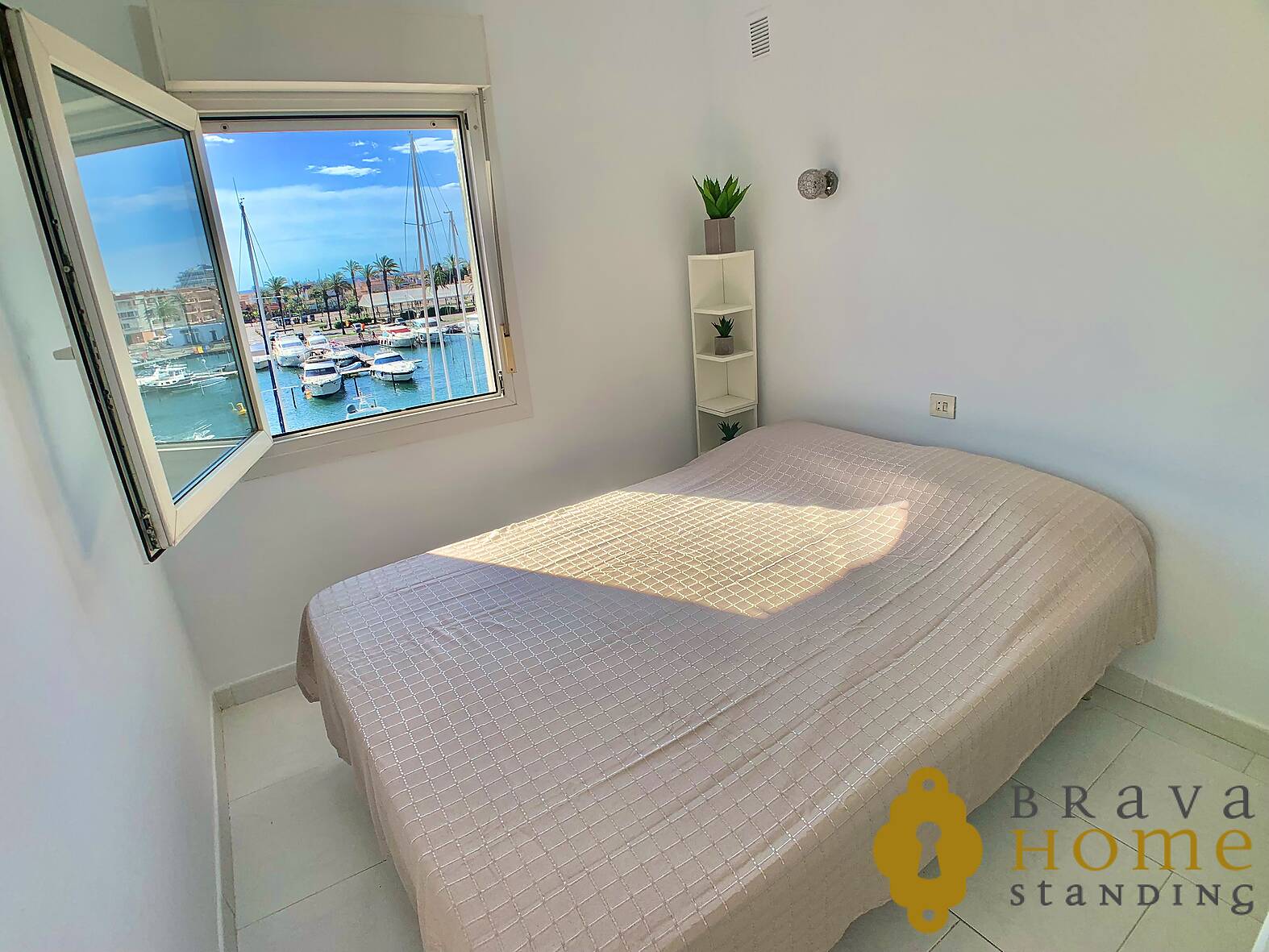 Splendid apartment overlooking the harbor and sea for sale in Empuriabrava