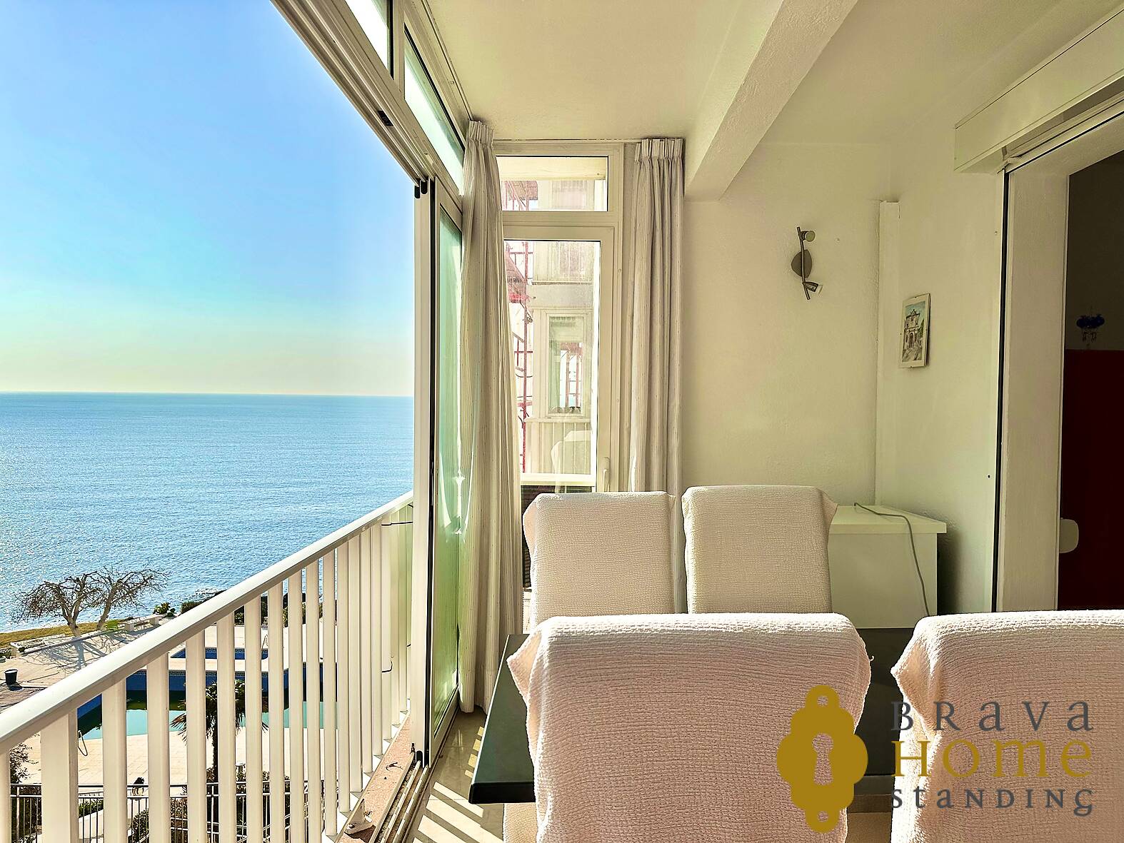 Preciós apartament amb vistes a la mar i piscina en venda a Rosas