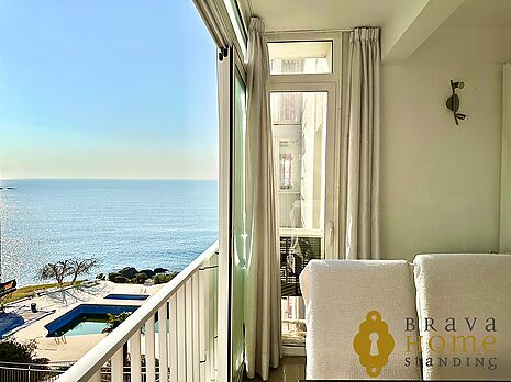 Precioso apartamento con vistas al mar y piscina en venta en Rosas