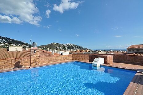 Precioso apartamento con jacuzzi piscina en venta en Rosas
