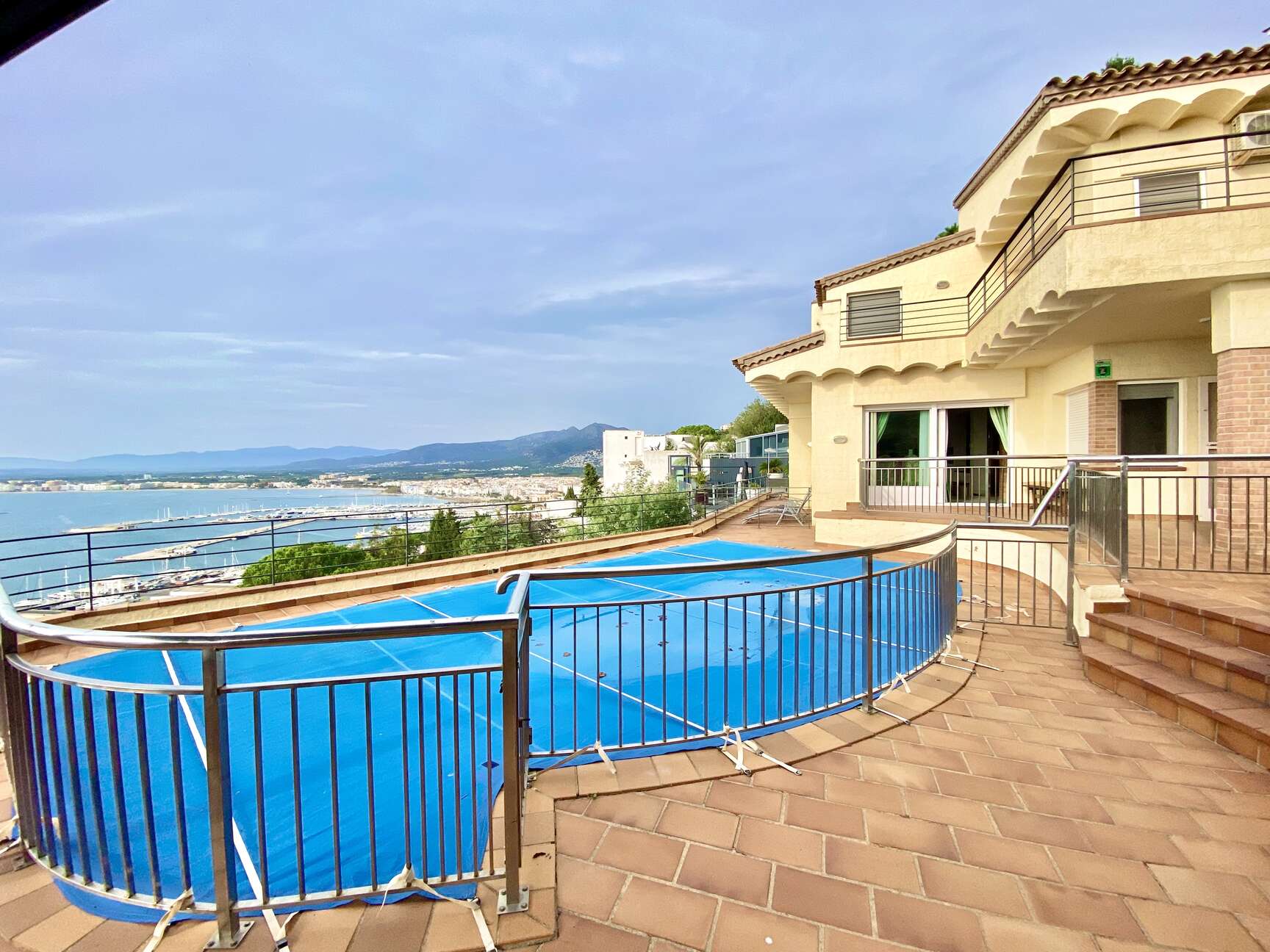 Breathtaking sea view! Beautiful villa with tourist license for sale in Roses. A unique opportunity!