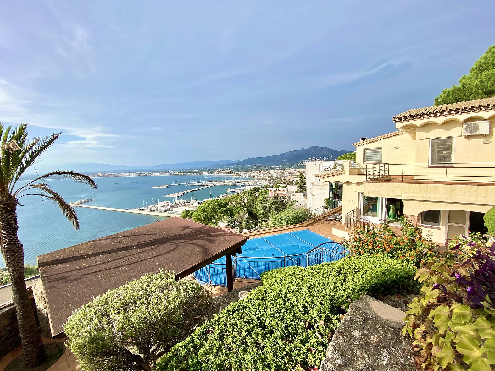 Vistes impressionants al mar! Magnífica villa amb llicència turística en venda a Roses. Una oportuni