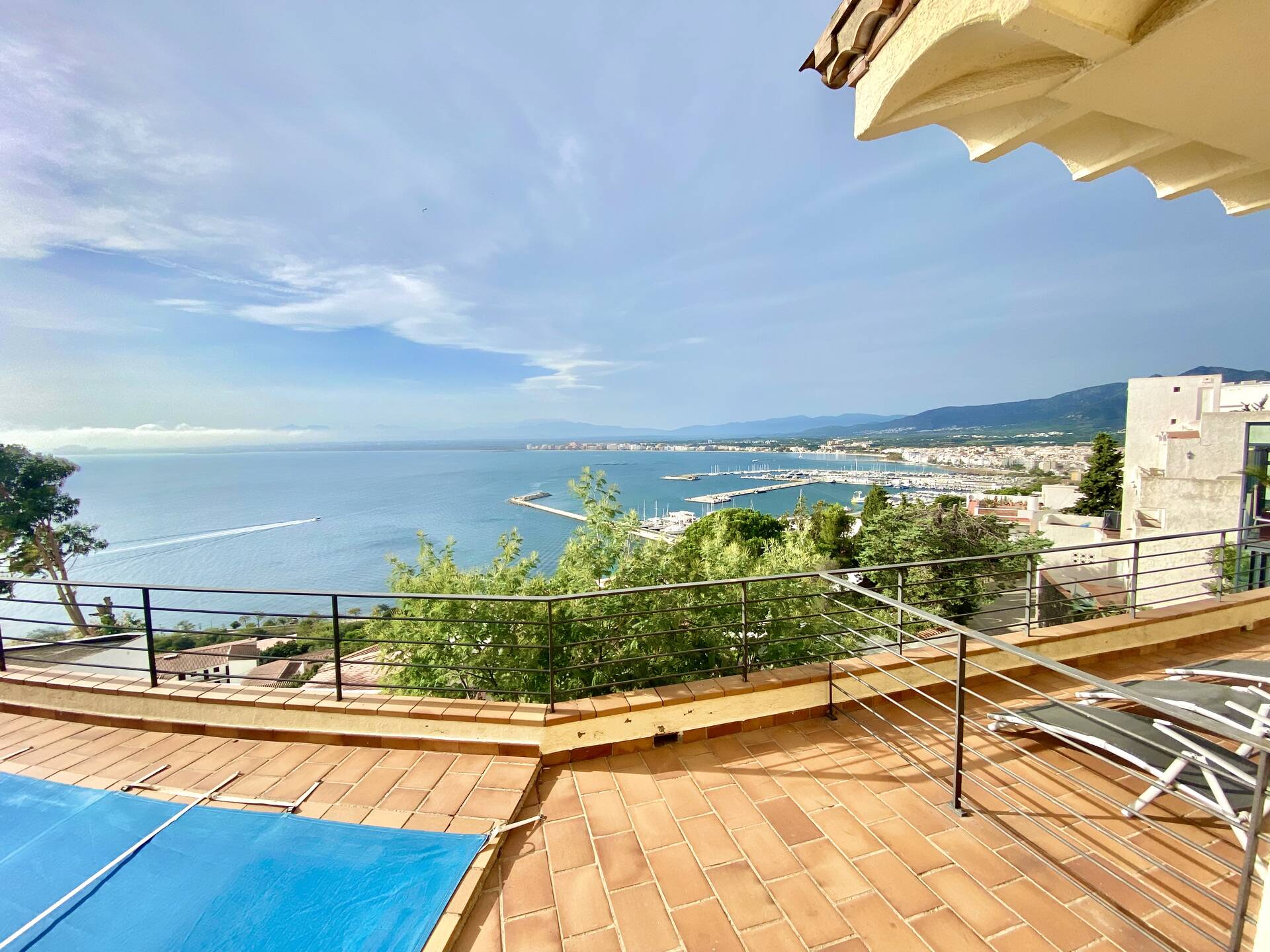 ¡Increíble vista al mar! Espectacular villa con licencia turística en venta en Rosas. ¡Una oportunid
