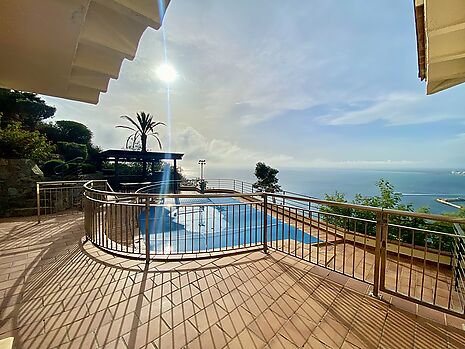 Vue imprenable sur la mer! Magnifique villa avec licence touristique à vendre à Rosas. Une opportuni