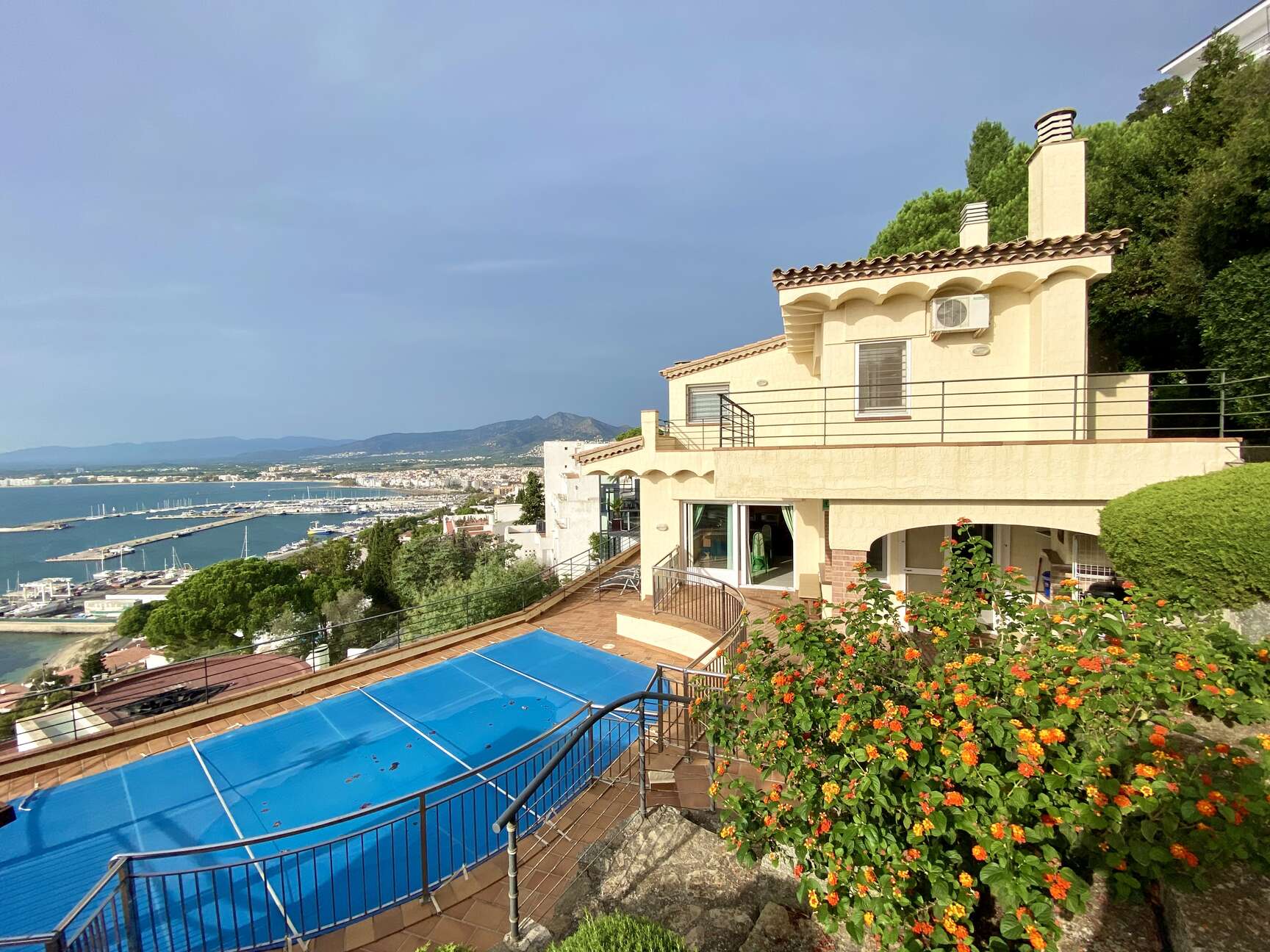 Breathtaking sea view! Beautiful villa with tourist license for sale in Roses. A unique opportunity!