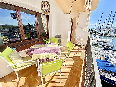 Beautiful apartment with views over the canal for sale in Empuriabrava