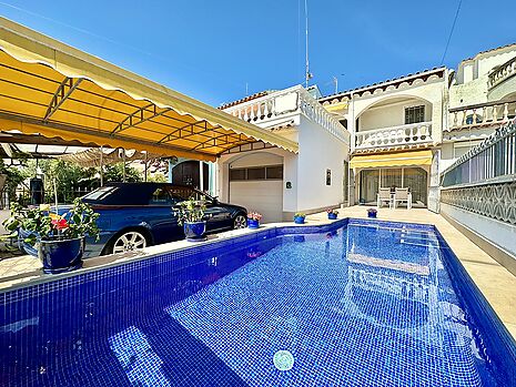 Magnificent house with mooring before the bridges in Empuriabrava.