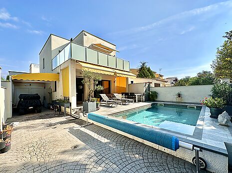 Magnificent modern villa with swimming pool for sale in Empuriabrava