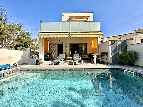 Casa moderna amb piscina en venda a Empuriabrava