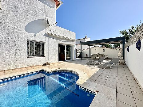 Preciosa casa con piscina y garaje en venta en Empuriabrava