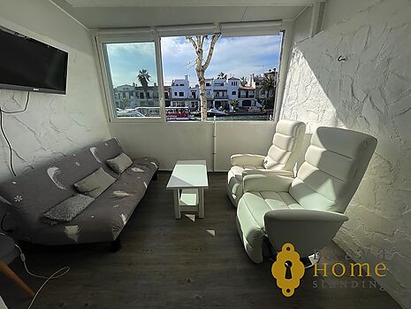 Bonic apartament amb vistes al canal i pàrquing privat opcional al centre d'Empuriabrava