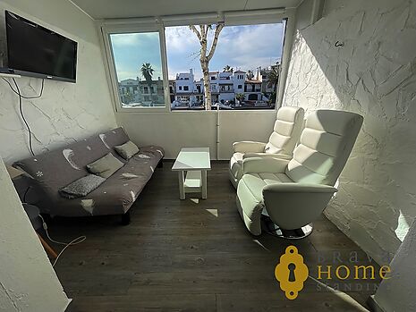 Bonic apartament amb vistes al canal i pàrquing privat opcional al centre d'Empuriabrava