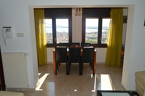 Casa de 4 dormitorios con vistas panoramicas al mar y garaje en venta en Rosas.
