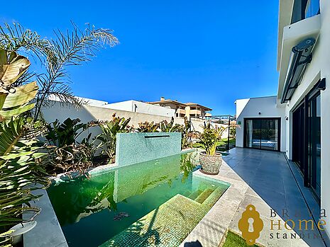 Casa contemporània amb piscina en venda a Empuriabrava
