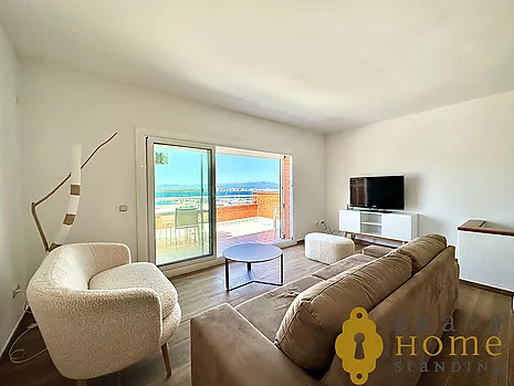 Magnífico apartamento reformado con vista al mar en venta en Roses