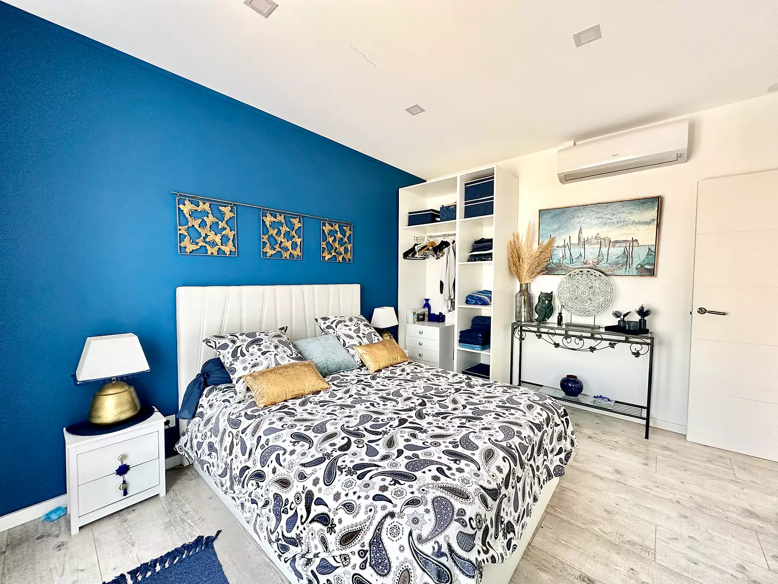 Superb villa with swimming pool near the center and beach of Empuriabrava