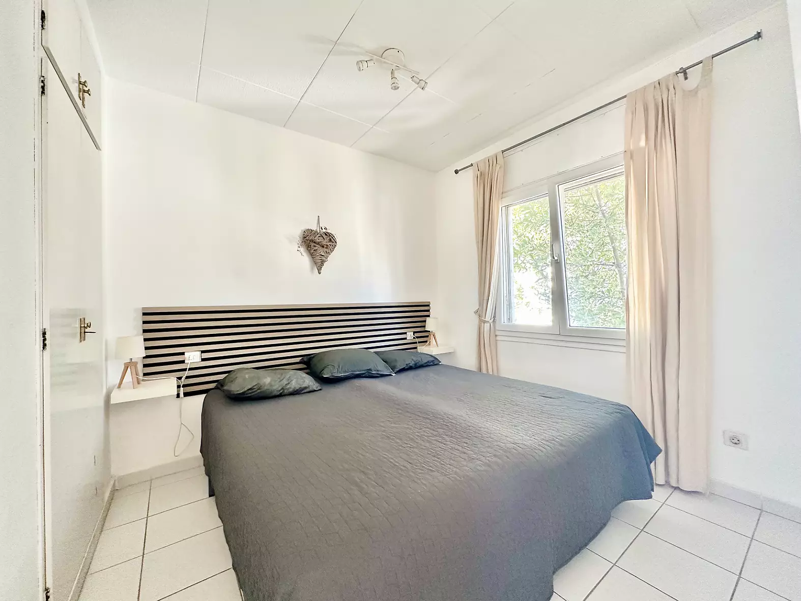 Apartment for Sale with tourist license and Canal Views in Empuriabrava