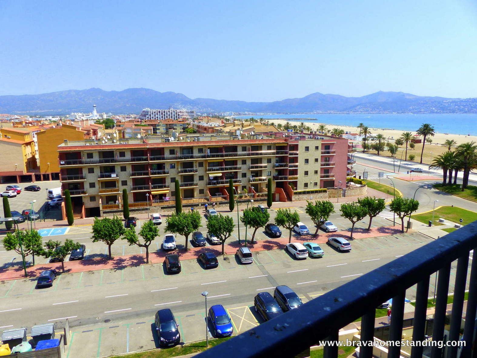Stunning beach front apartment for sale in Empuriabrava