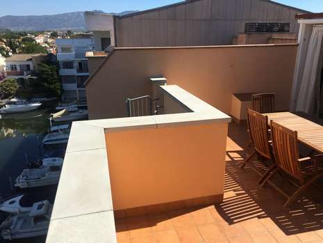 Beautiful apartment with solarium and canal view for sale in Empuriabrava