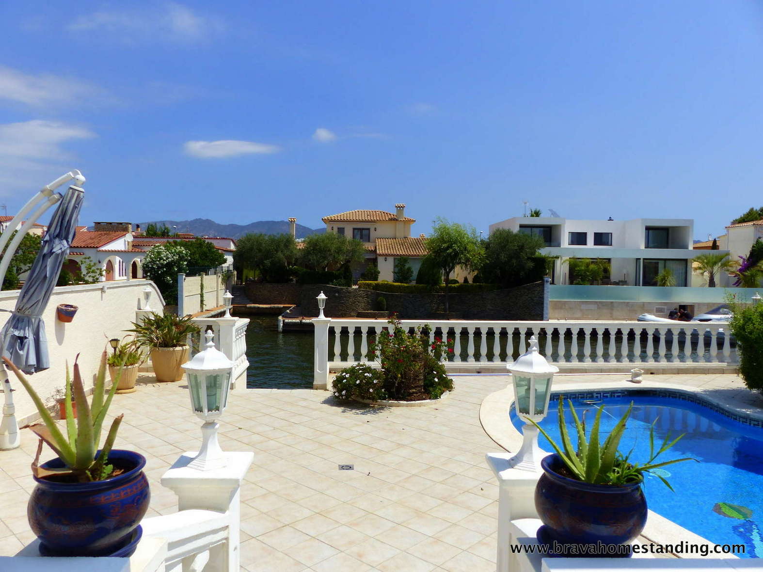 Beautiful villa with pool and mooring for sale in Empuriabrava