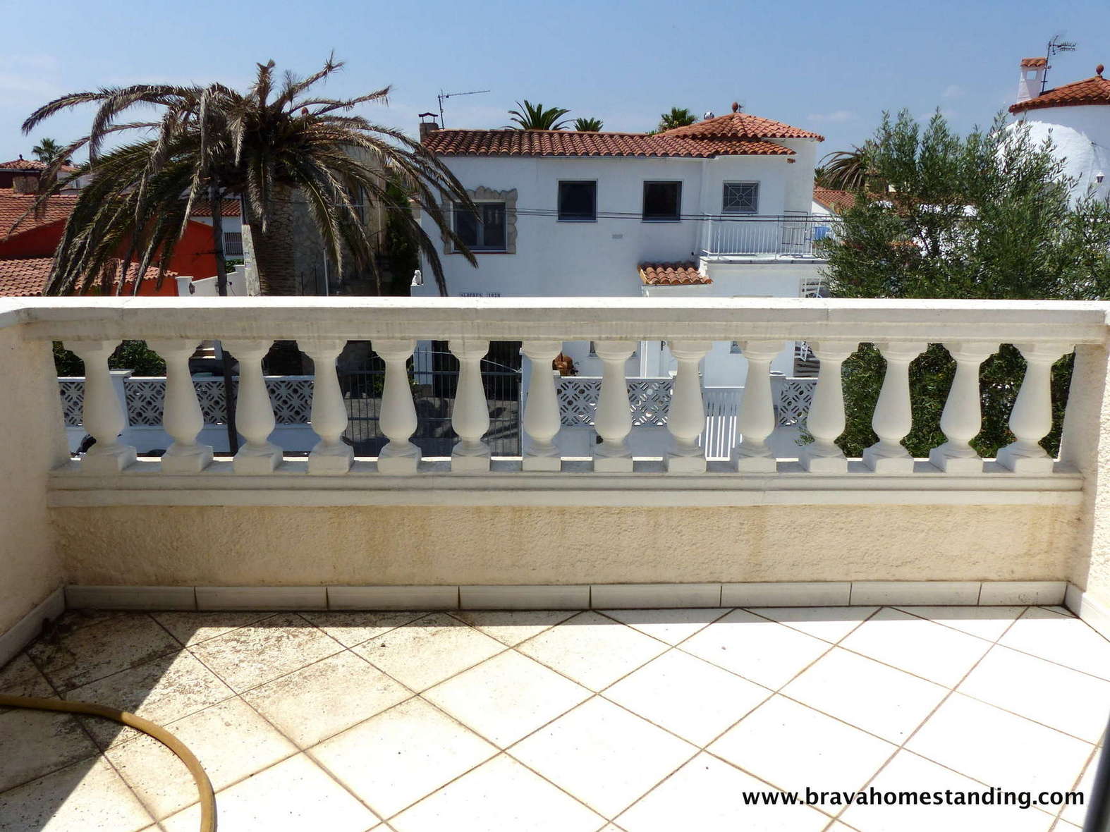 Beautiful villa with pool and mooring for sale in Empuriabrava