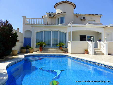 Splendide villa avec piscine et amarre à vendre à Empuriabrava