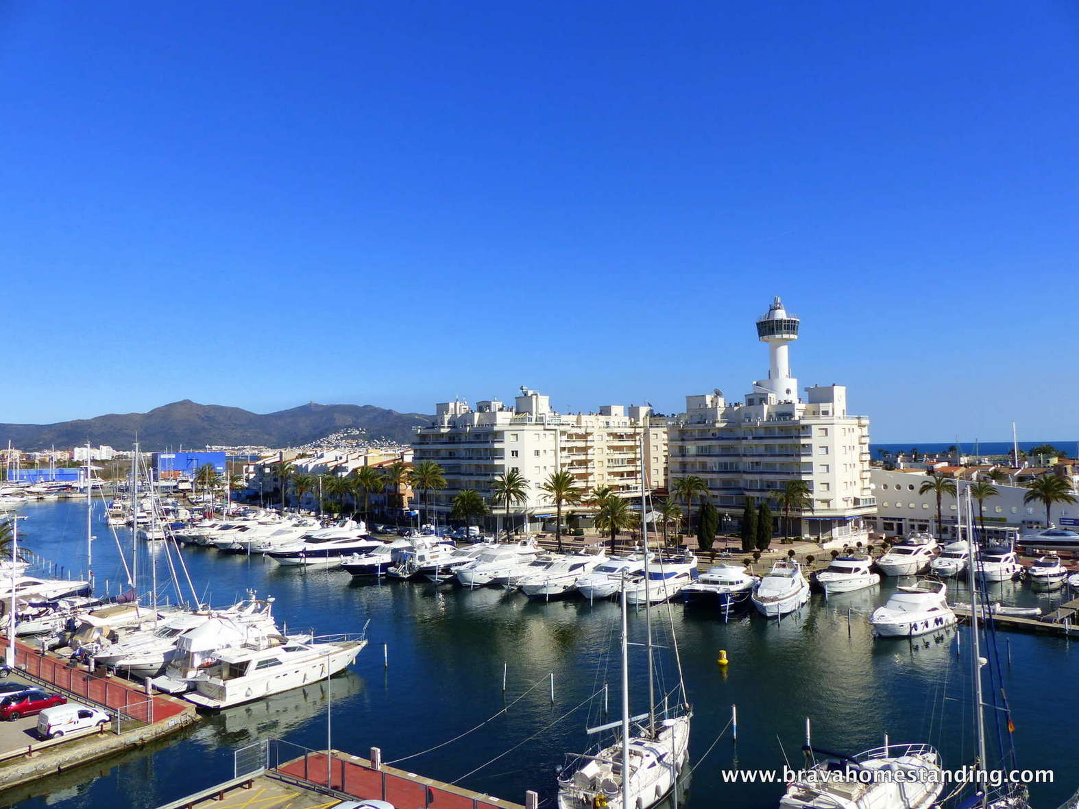Duplex apartment overlooking the sea and the harbor of Empuriabrava for sale.