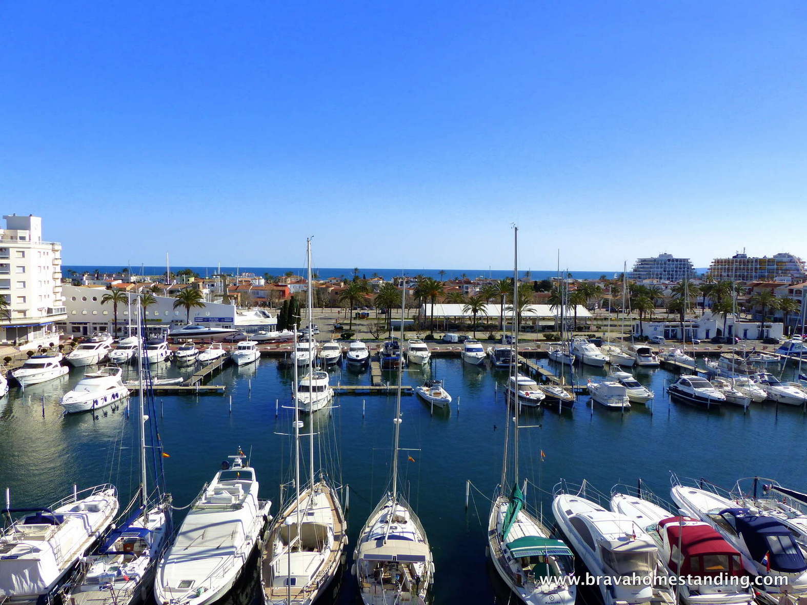 Duplex apartment overlooking the sea and the harbor of Empuriabrava for sale.
